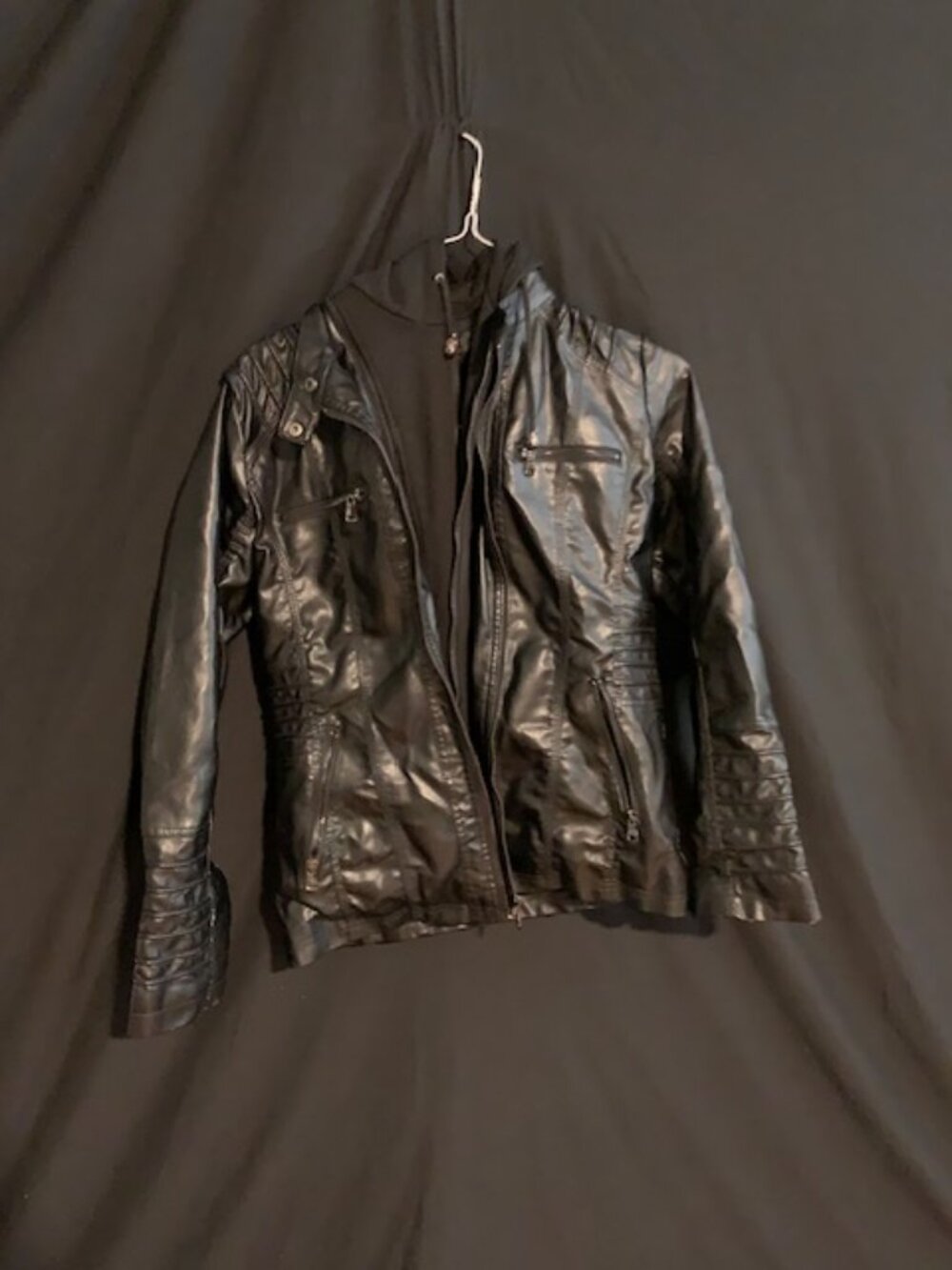 Black Faux‑Leather Moto Jacket – Quilted Details & Zippered Pockets